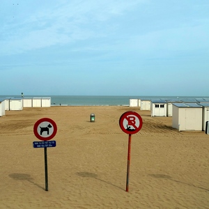 Plage et mer, cabines de plage, panneaux d'interdiction - Belgique  - collection de photos clin d'oeil, catégorie paysages